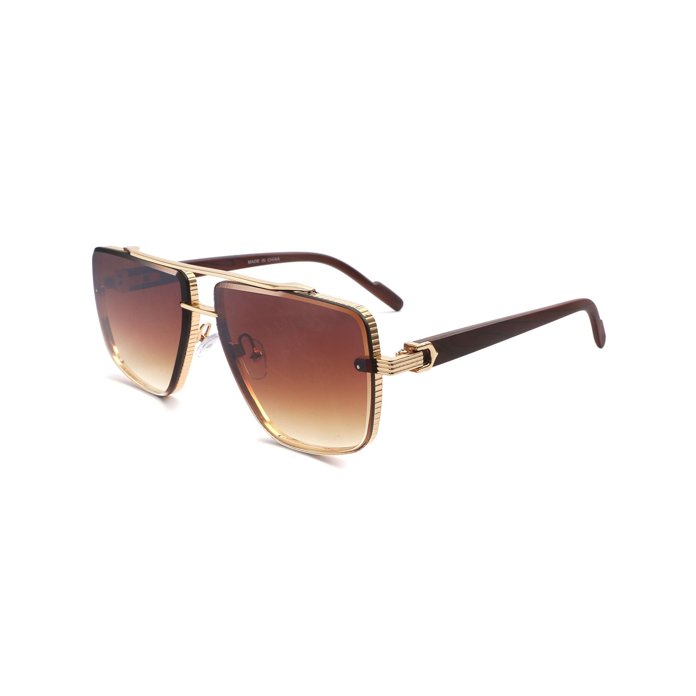 Aviator sunglasses with gradient lens