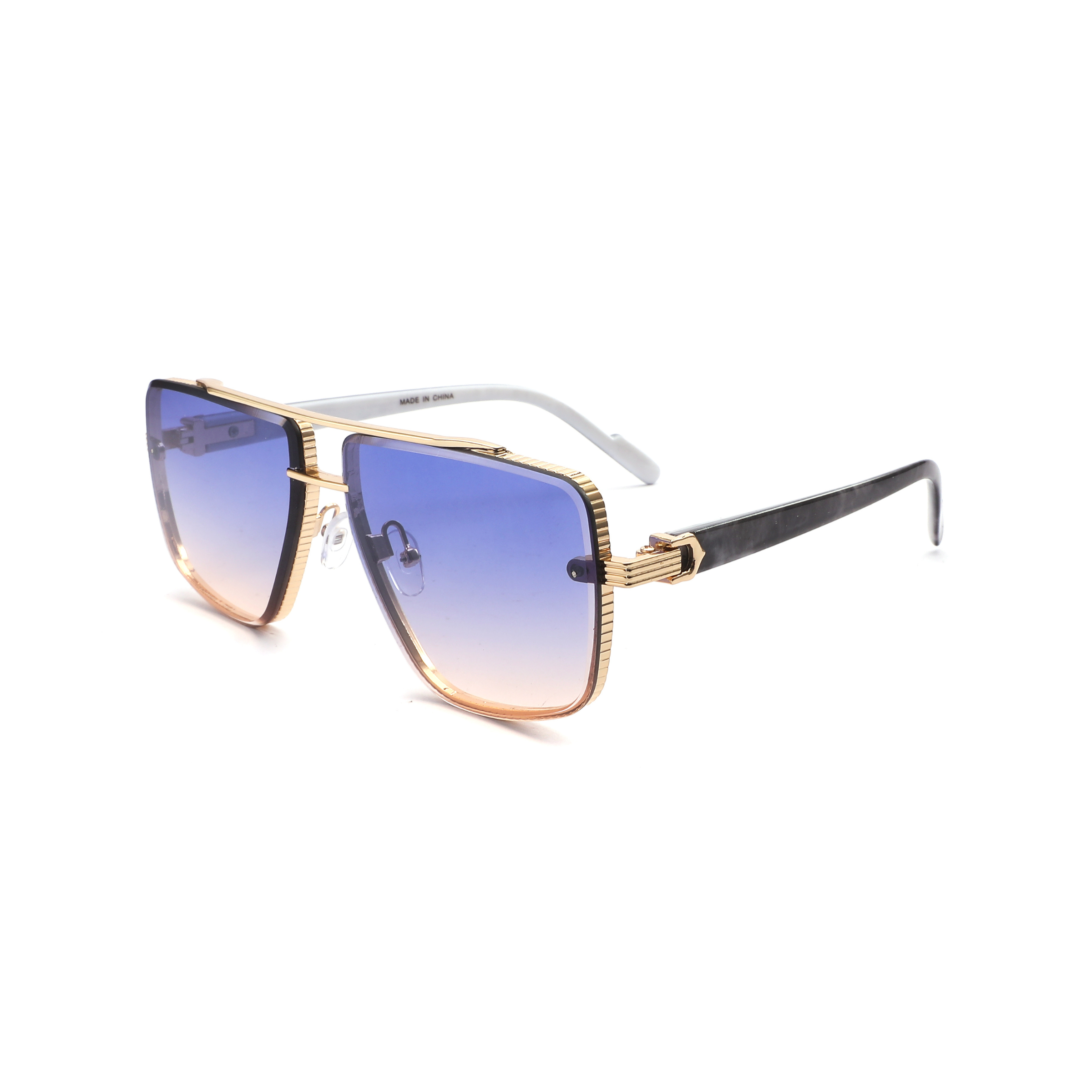 Aviator sunglasses with gradient lens