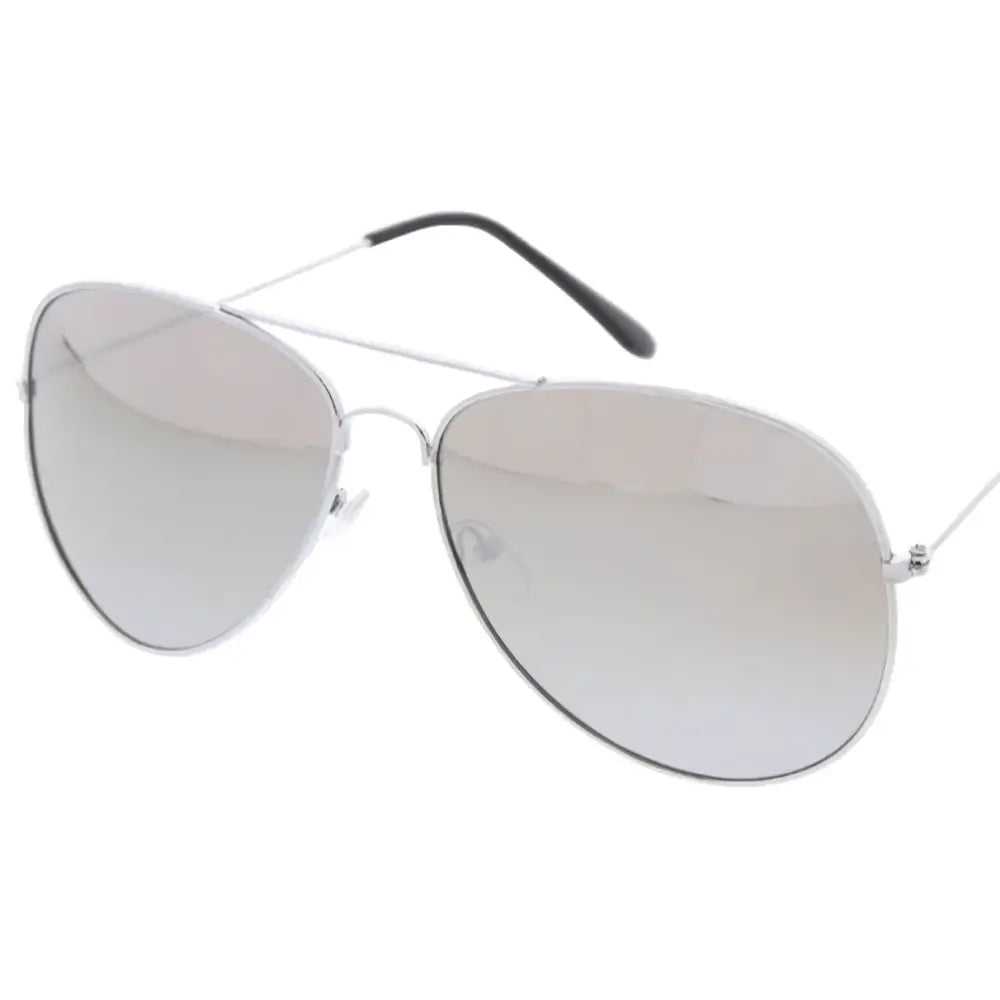 Gafas de sol con diseño limpio y ajuste cómodo.