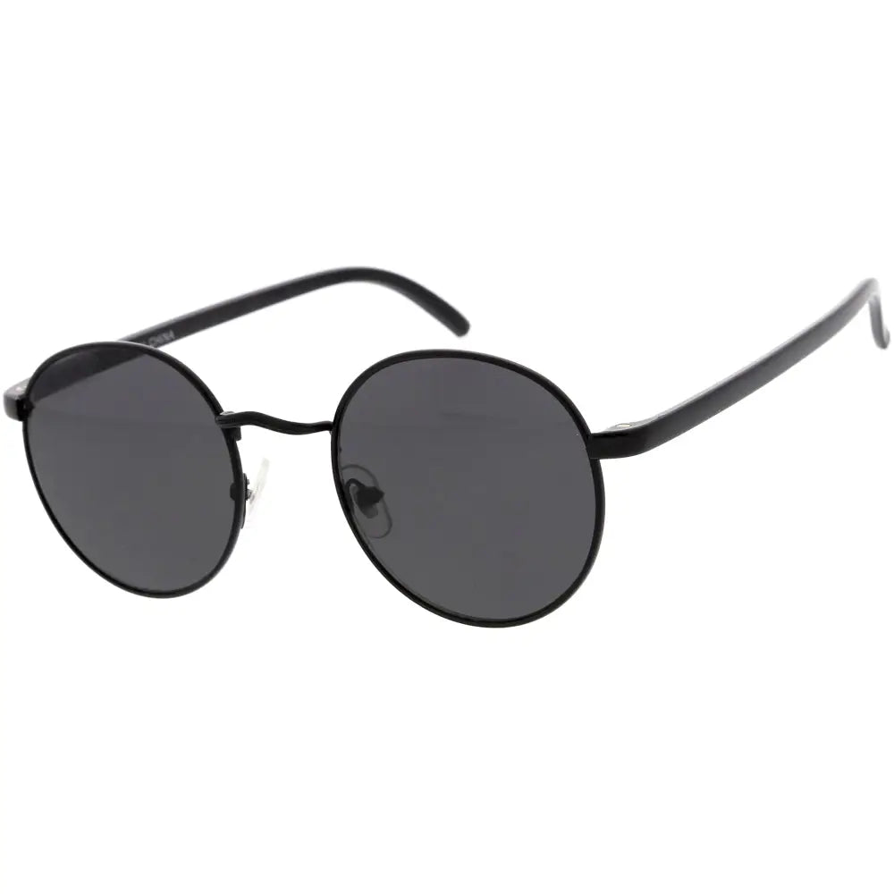 Gafas de sol de aviador elegantes con montura metálica y lentes tintados para un look clásico y a la moda.