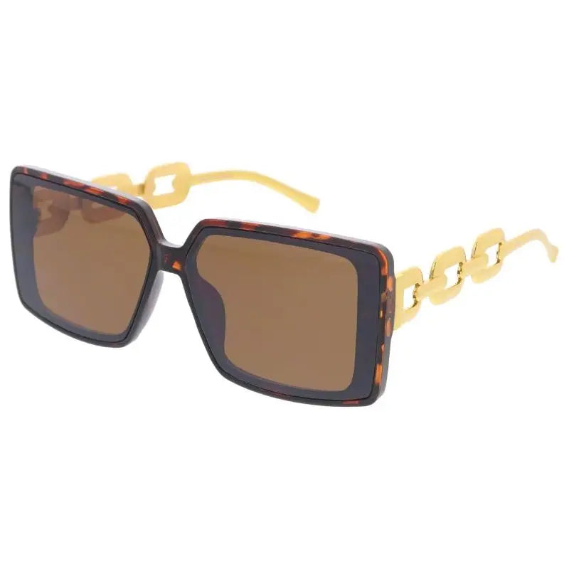 Gafas de sol cuadradas de carey con lentes degradados marrones y detalles de cadena dorada en las varillas, juego de 12