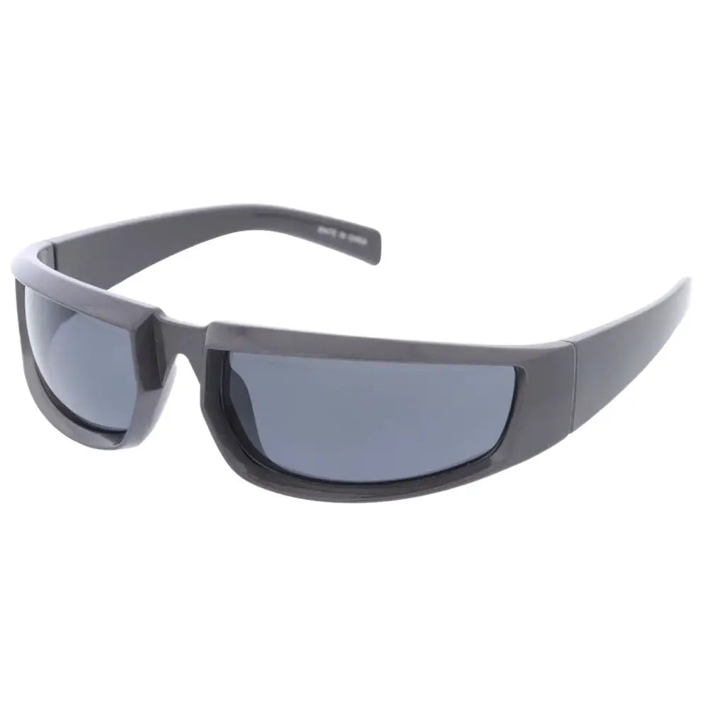 Gafas de sol de plástico para hombre con diseño limpio y ajuste cómodo.