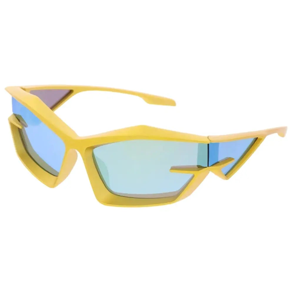 Gafas de sol de plástico para hombre con diseño limpio y ajuste cómodo.