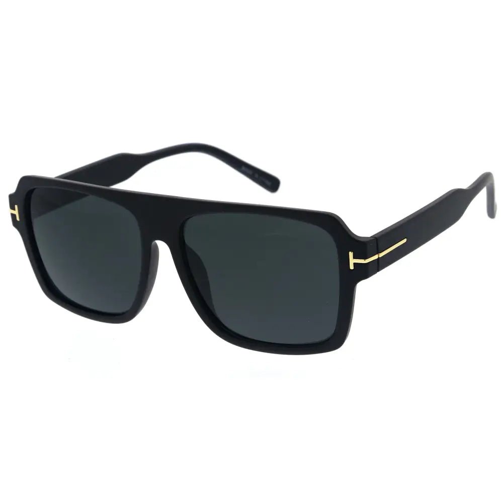 Gafas de sol de plástico para hombre con diseño limpio y ajuste cómodo.