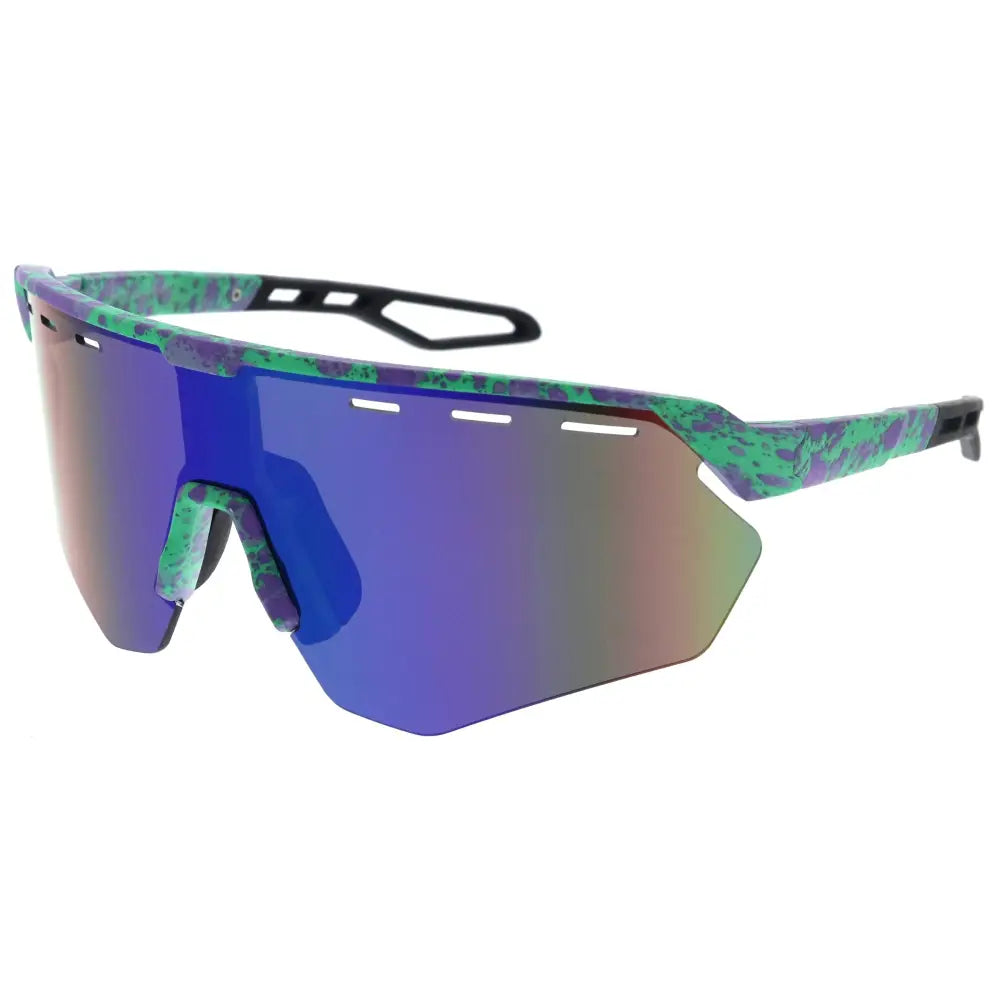 Gafas de sol de plástico para hombre con diseño limpio y ajuste cómodo.