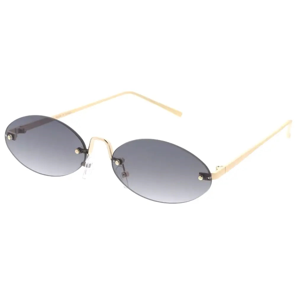 Gafas de sol de metal para mujer con diseño limpio y ajuste cómodo.