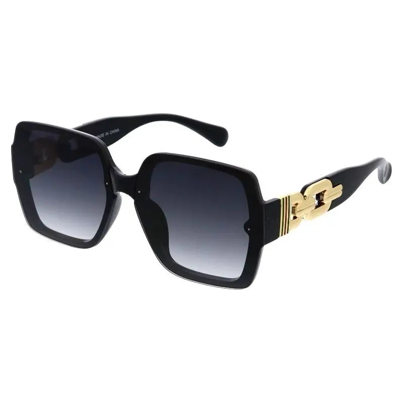 Gafas de sol de montura cuadrada negra con lentes degradados grises y detalles de cadena dorada en las varillas, juego de 12