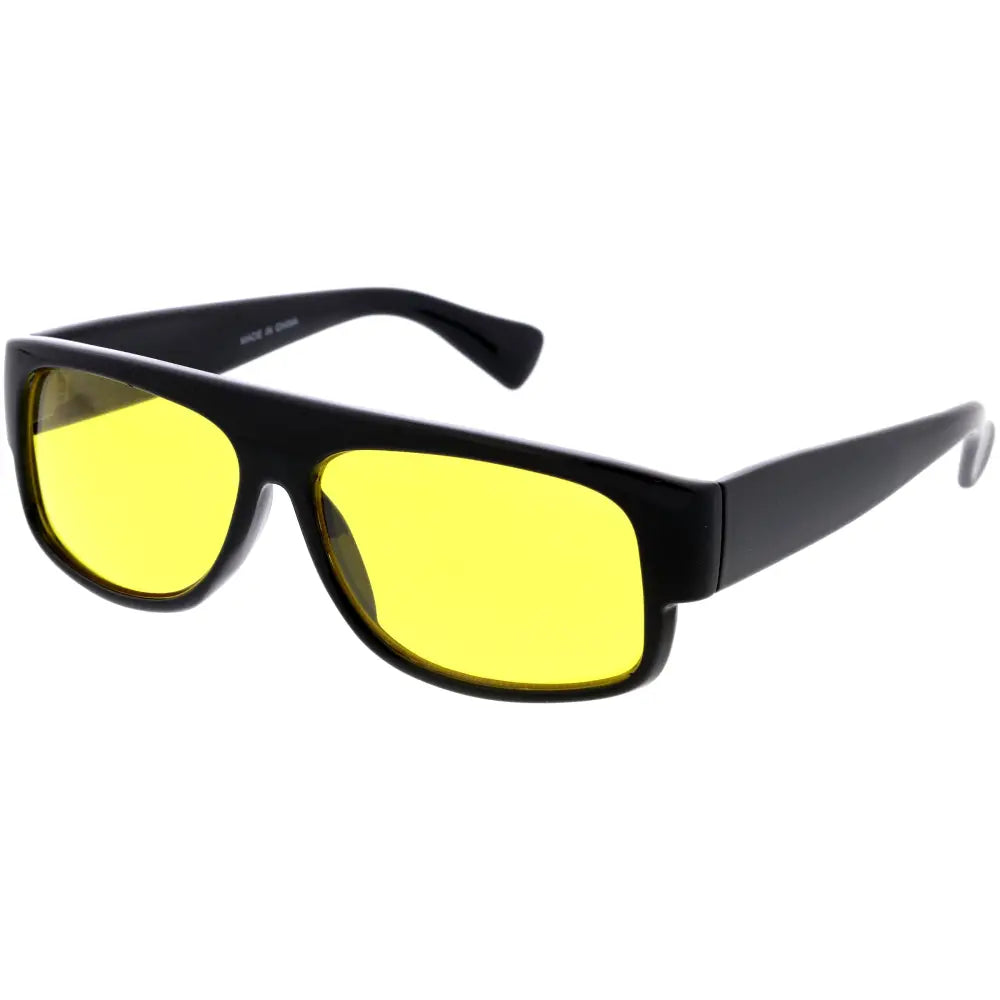 Gafas de sol de plástico para hombre con diseño limpio y ajuste cómodo.