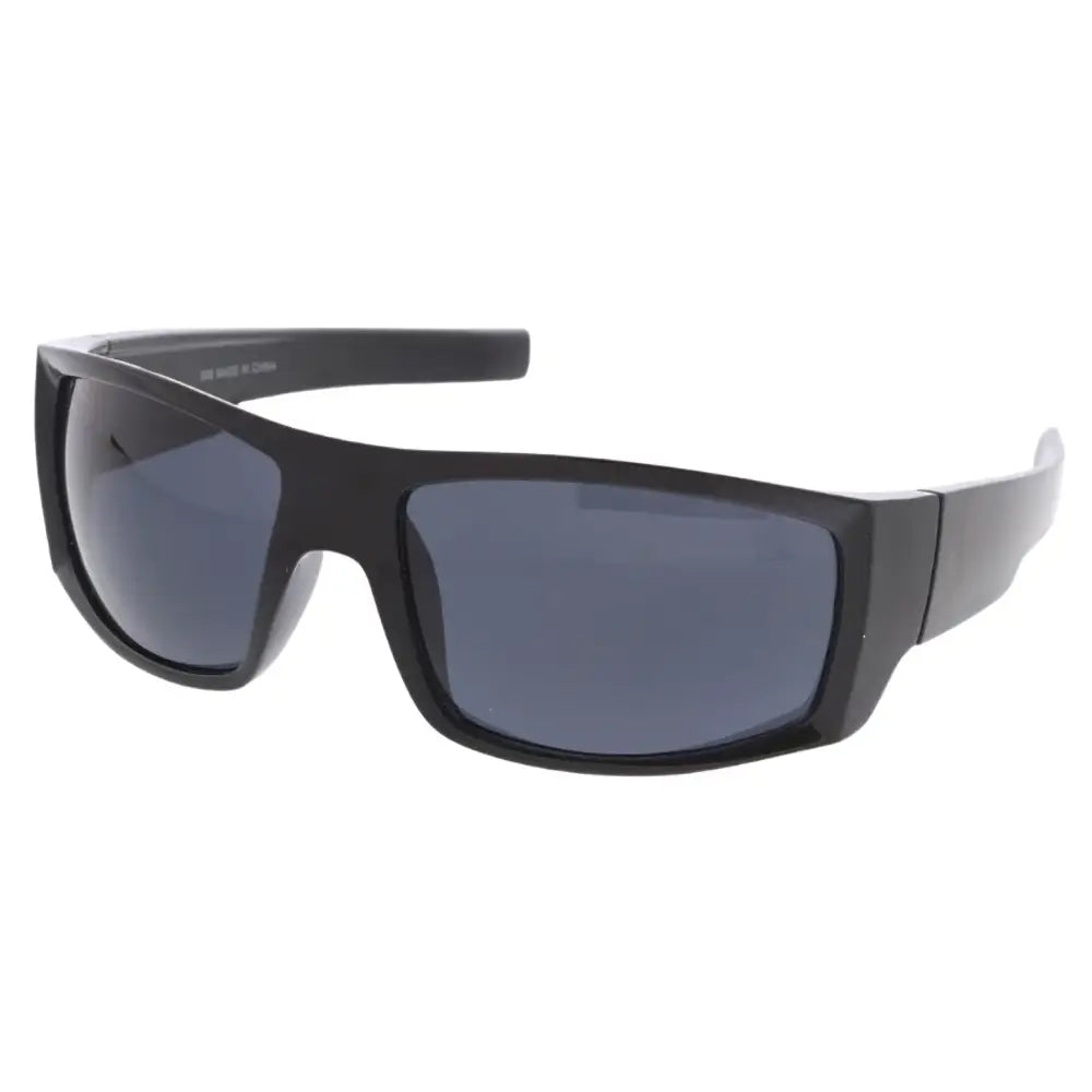 Gafas de sol de plástico para hombre con diseño limpio y ajuste cómodo.