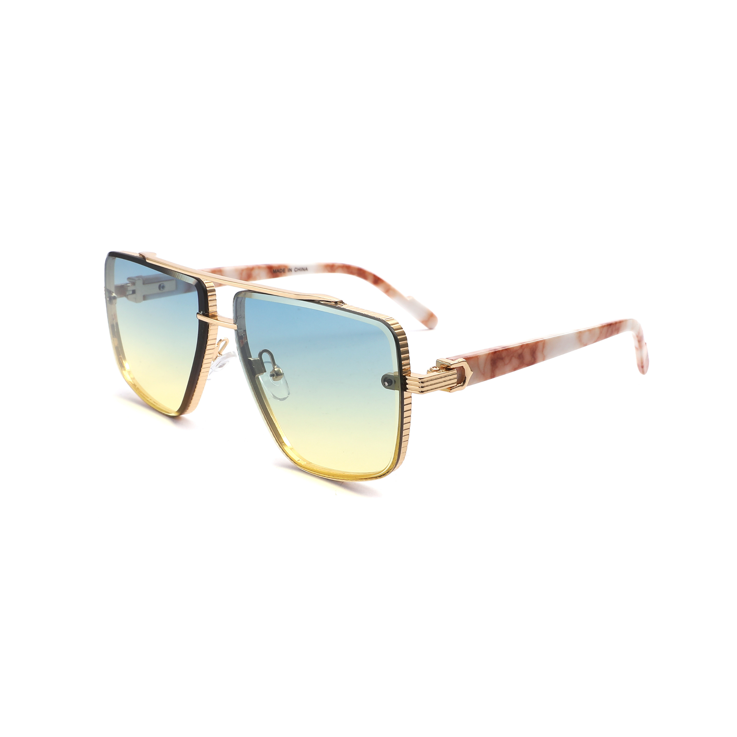 Aviator sunglasses with gradient lens
