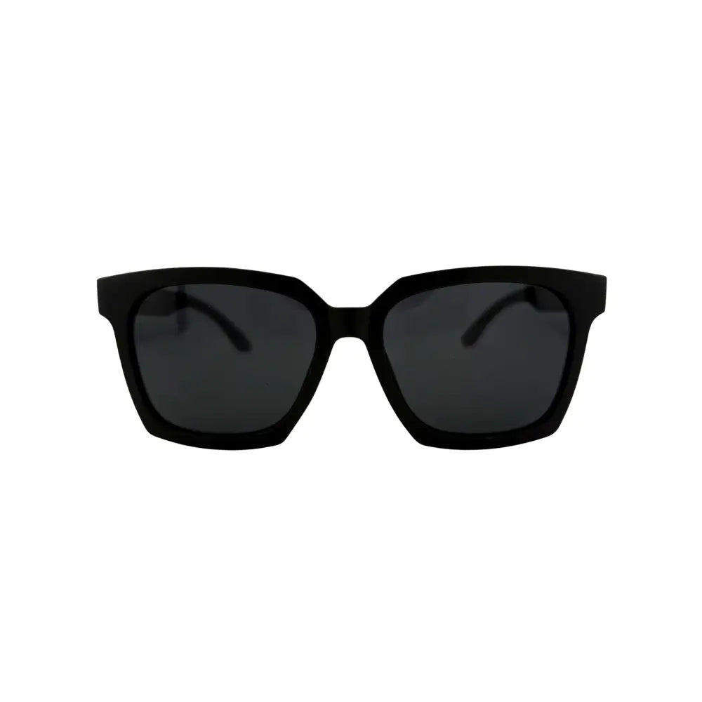 Gafas de sol negras con lentes oscuros sobre fondo blanco