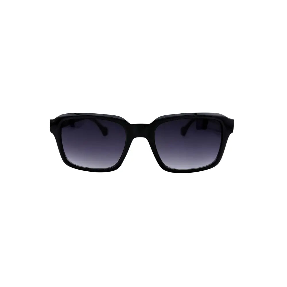 Gafas de sol negras con lentes degradados sobre fondo blanco