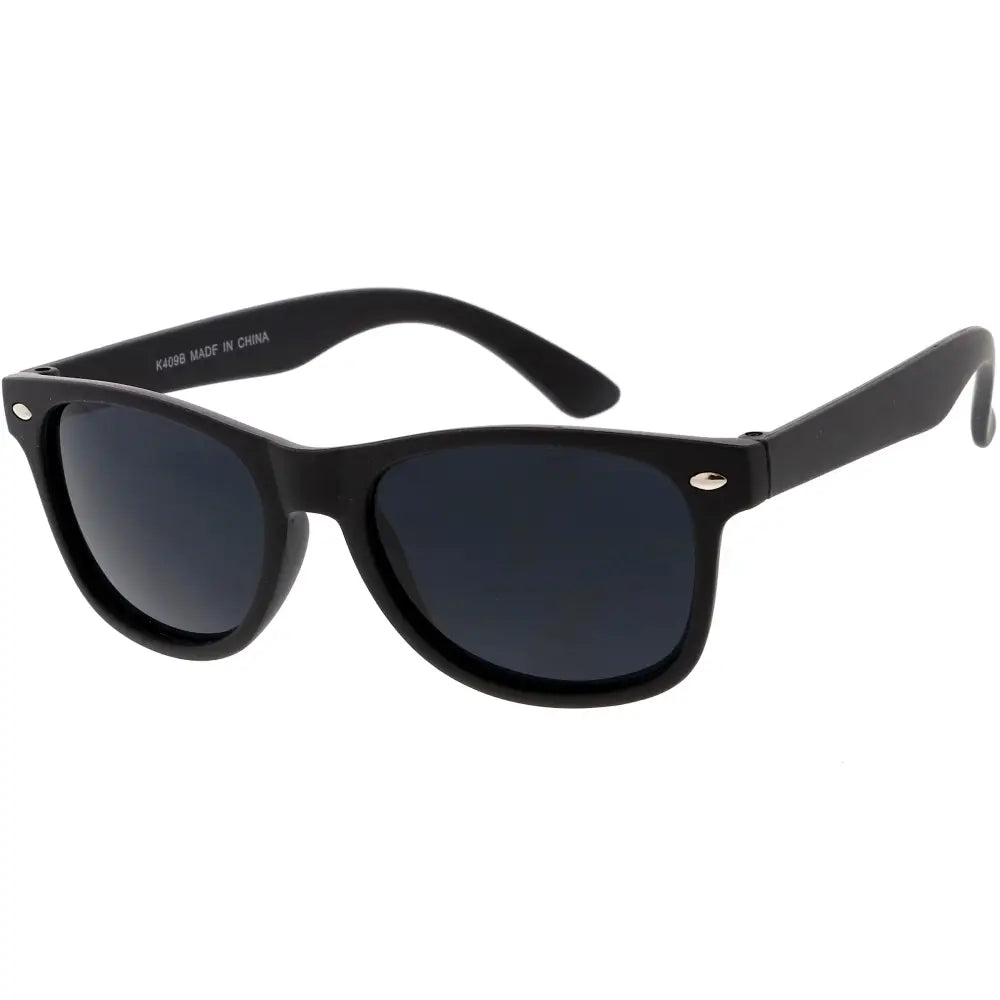 Gafas de sol con montura de plástico negra, lentes gris oscuro y detalles metálicos plateados en las varillas, juego de 12 K409B