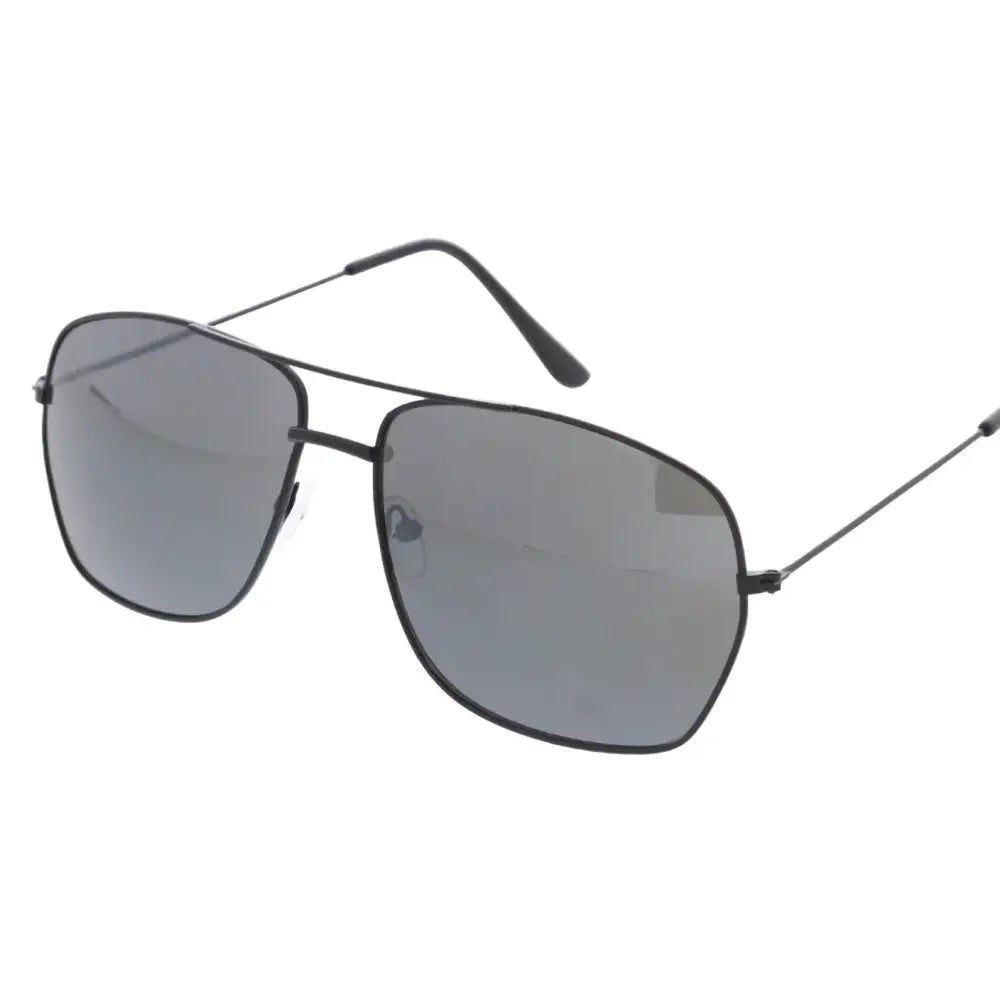 Gafas de sol con diseño limpio y ajuste cómodo.