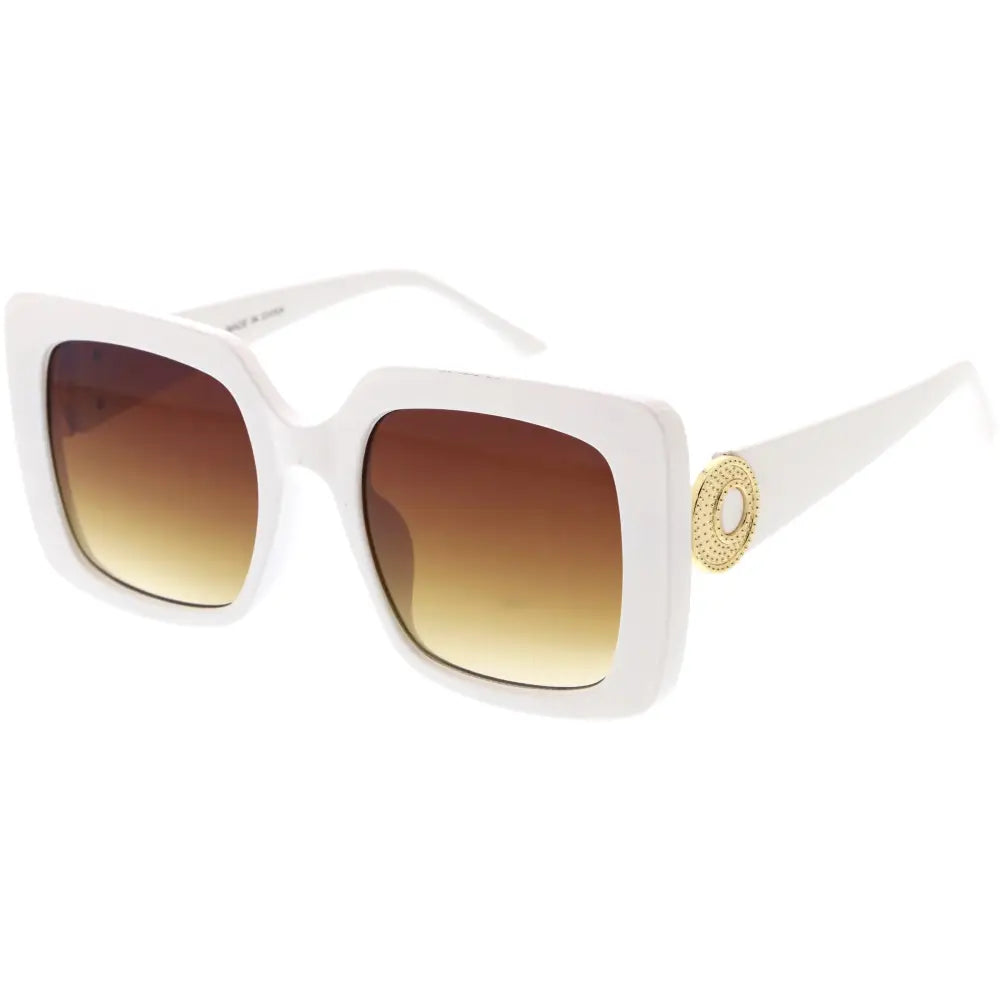 Gafas de sol de montura cuadrada blanca con lentes degradados de marrón a dorado y adorno circular dorado en la varilla, juego de 12