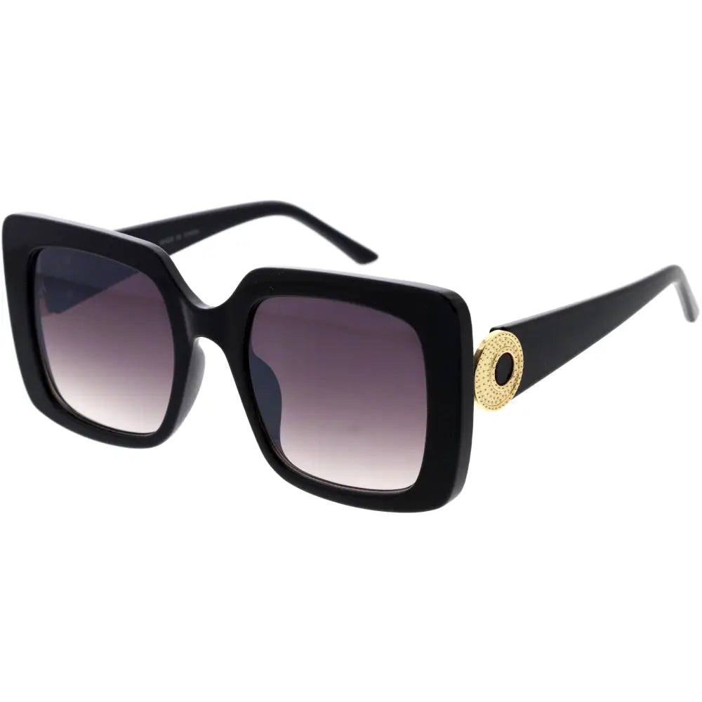 Gafas de sol de montura cuadrada negra con lentes degradados morados y detalle circular dorado en la varilla, juego de 12