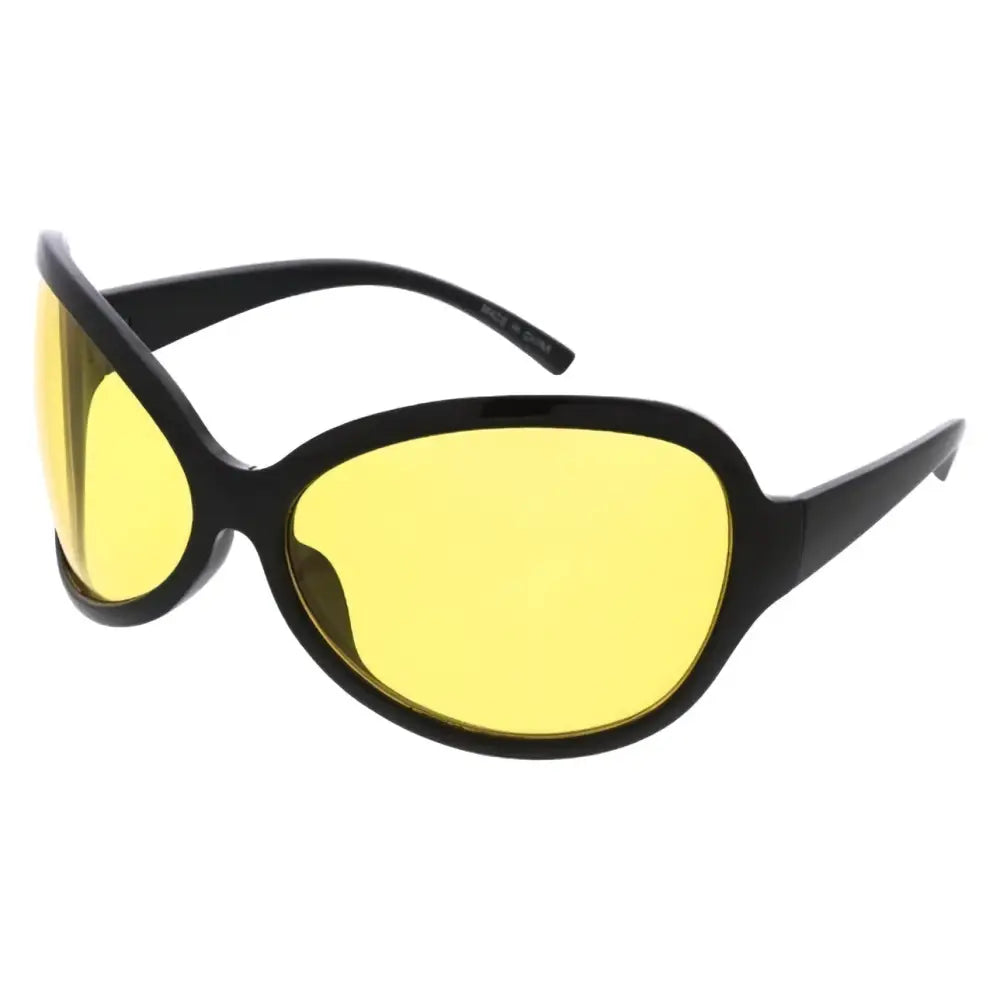 Gafas de sol de plástico para hombre con diseño limpio y ajuste cómodo.