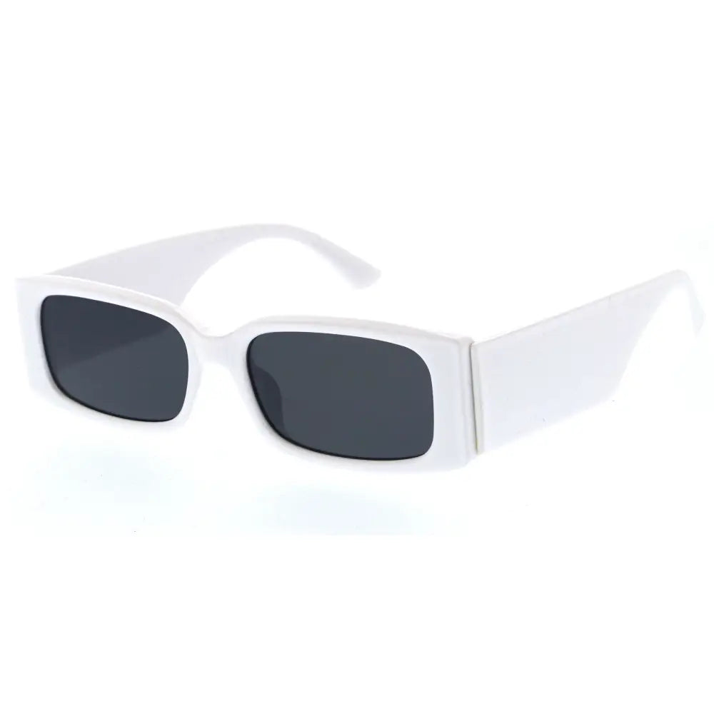 Gafas de sol de plástico para hombre con diseño limpio y ajuste cómodo.