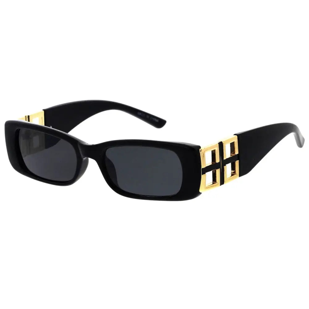 Gafas de sol de plástico para hombre con diseño limpio y ajuste cómodo.