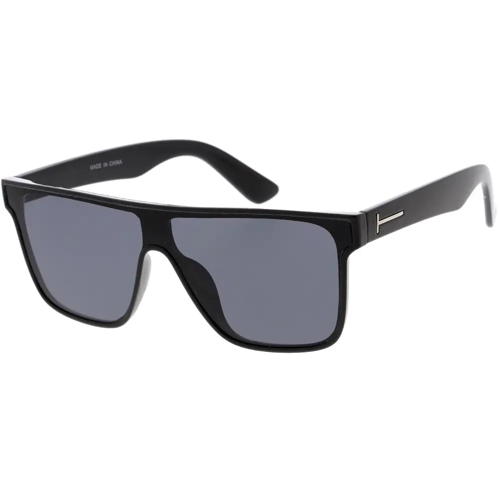 Gafas de sol de plástico para hombre con diseño limpio y ajuste cómodo.