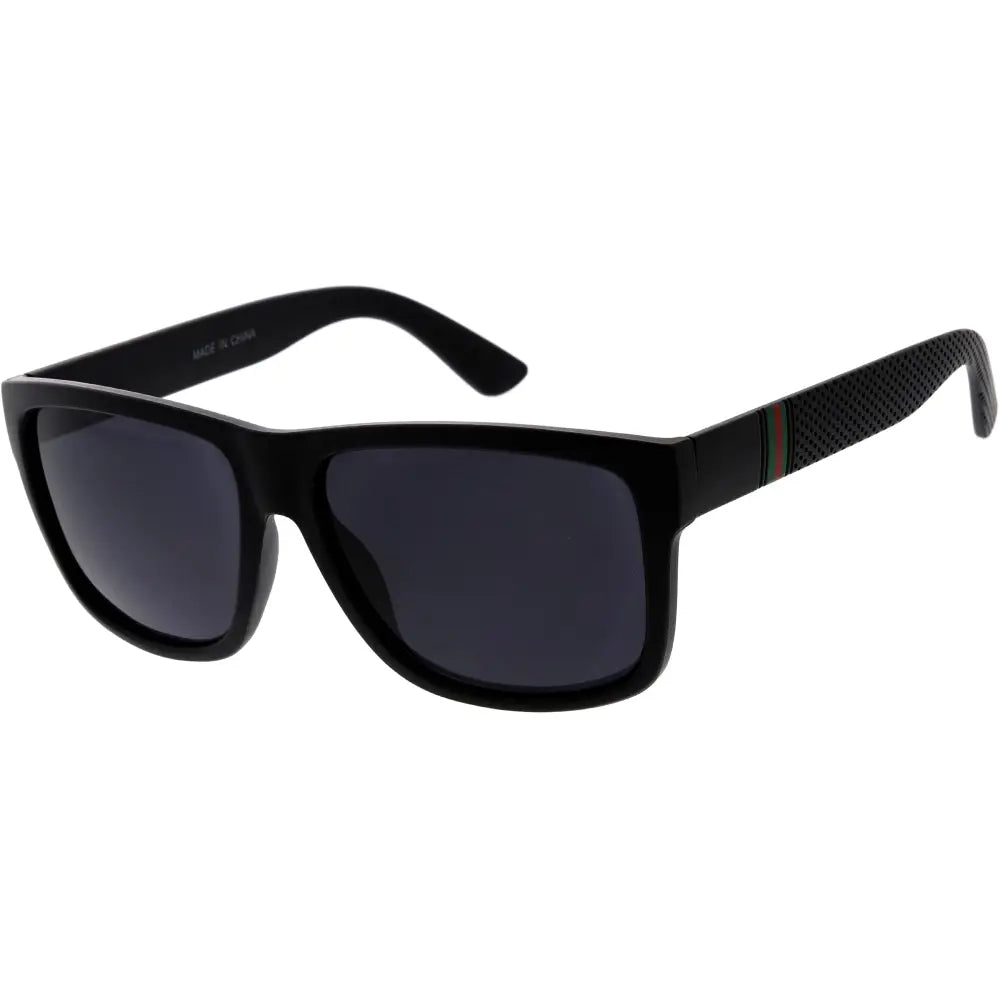 Gafas de sol de plástico para hombre con diseño limpio y ajuste cómodo.