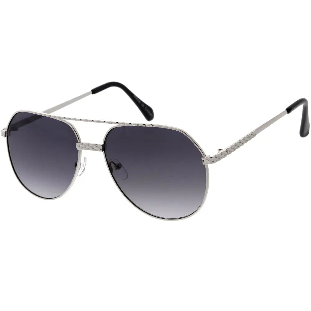 Gafas de sol de aviador elegantes con montura metálica y lentes tintados para un look clásico y a la moda.