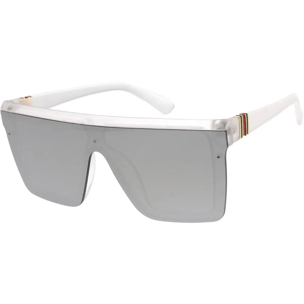 Gafas de sol de plástico para hombre con diseño limpio y ajuste cómodo.