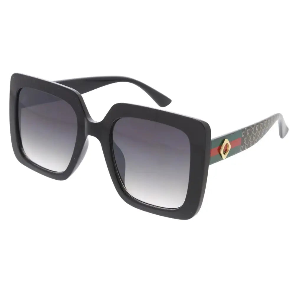Juego de 12 gafas de sol de montura cuadrada negra con lentes degradados grises y bandas a rayas verdes y rojas en las varillas, modelo W3510
