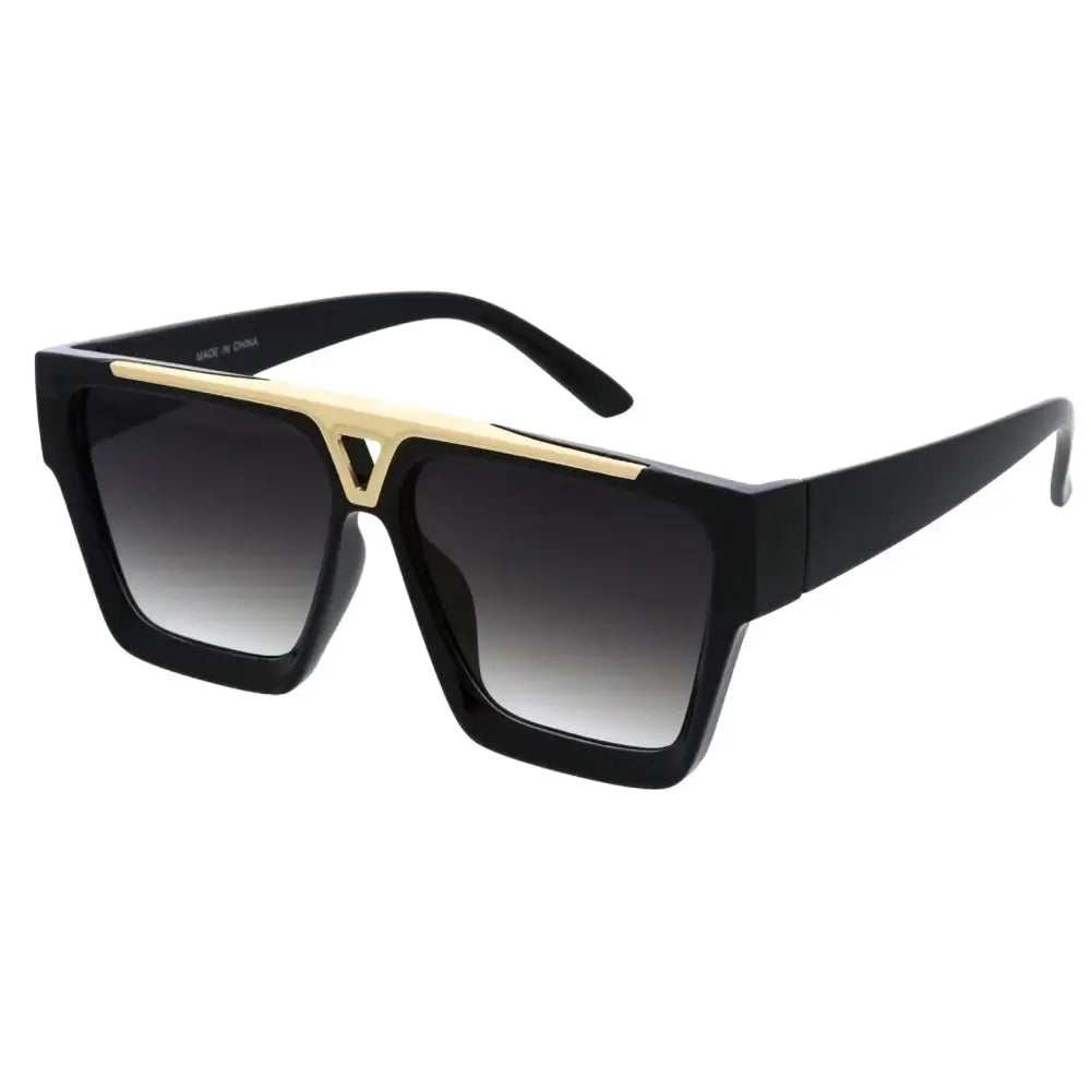 Gafas de sol de plástico para hombre con diseño limpio y ajuste cómodo.